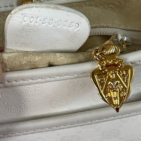 Gucci GG Supreme Vintage White Leather Canvas Crossbody Bag - Picture 14 of 15